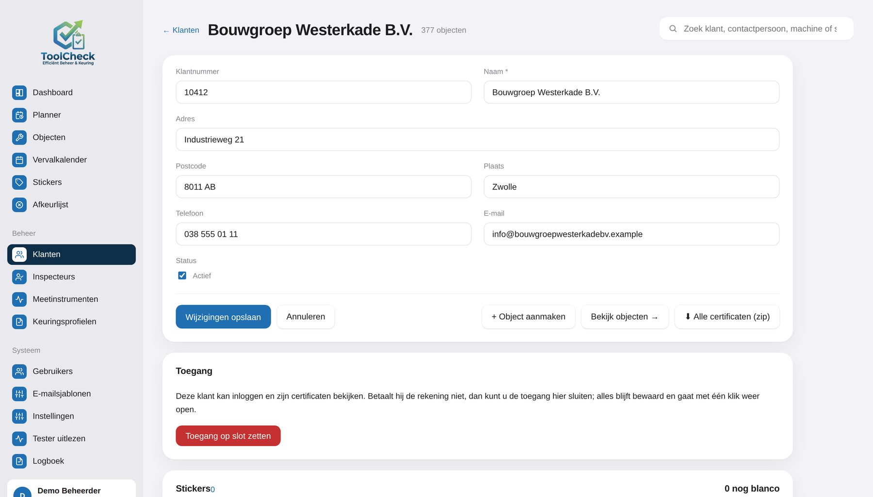 Klantkaart in ToolCheck met contactpersonen, locaties en de knoppen voor objecten en certificaten
